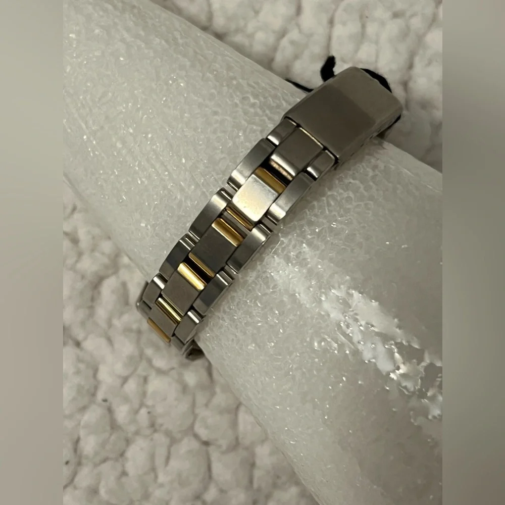 NWT Authentic Vintage Kenneth Cole 2-Tone Stainless Steel Watch w/Gold Accents - Picture 4 of 12